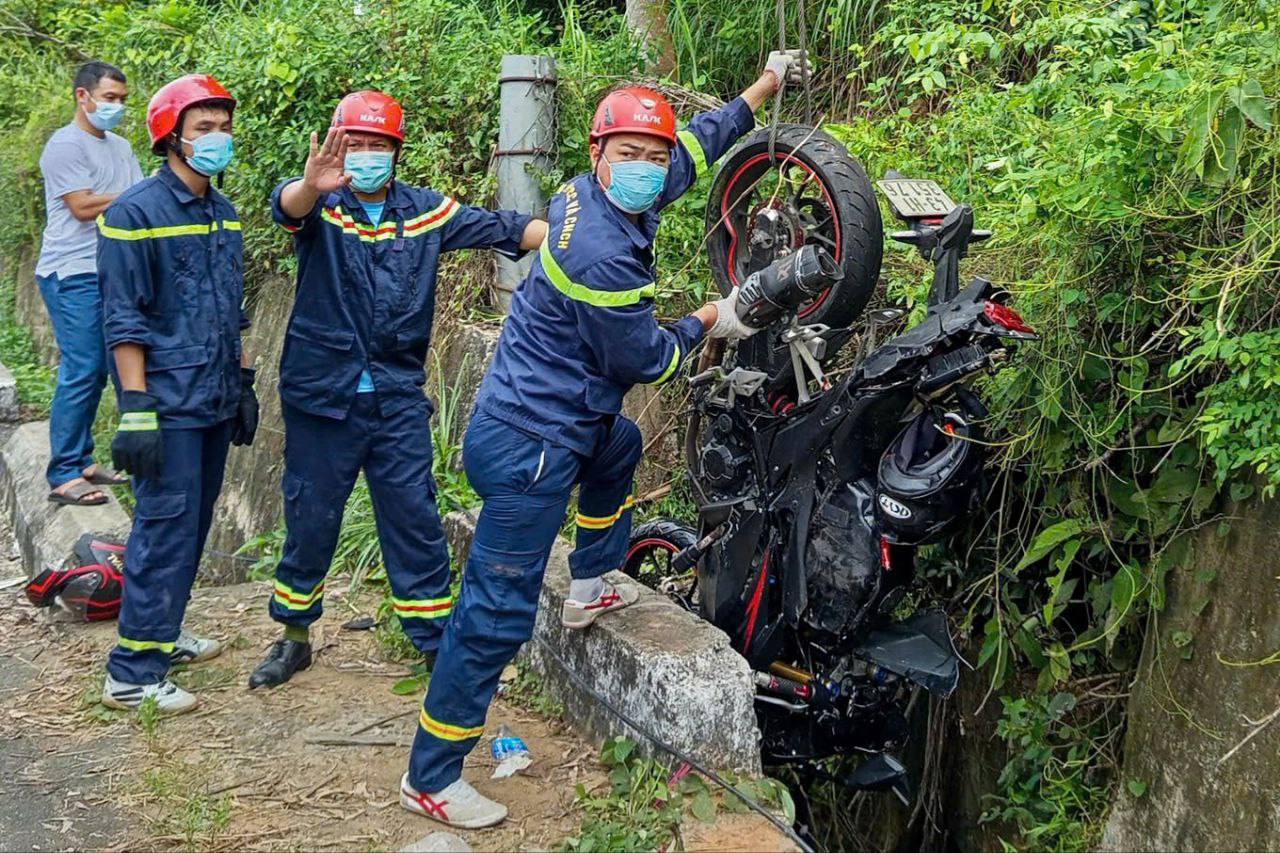 Nam du khá:ch 28T Mỹ. Tv
